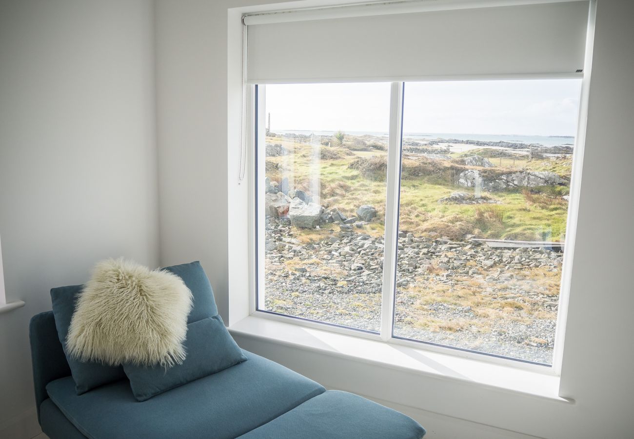House in Ballyconneely - Doleen Quay House is a luxurious beach holiday home