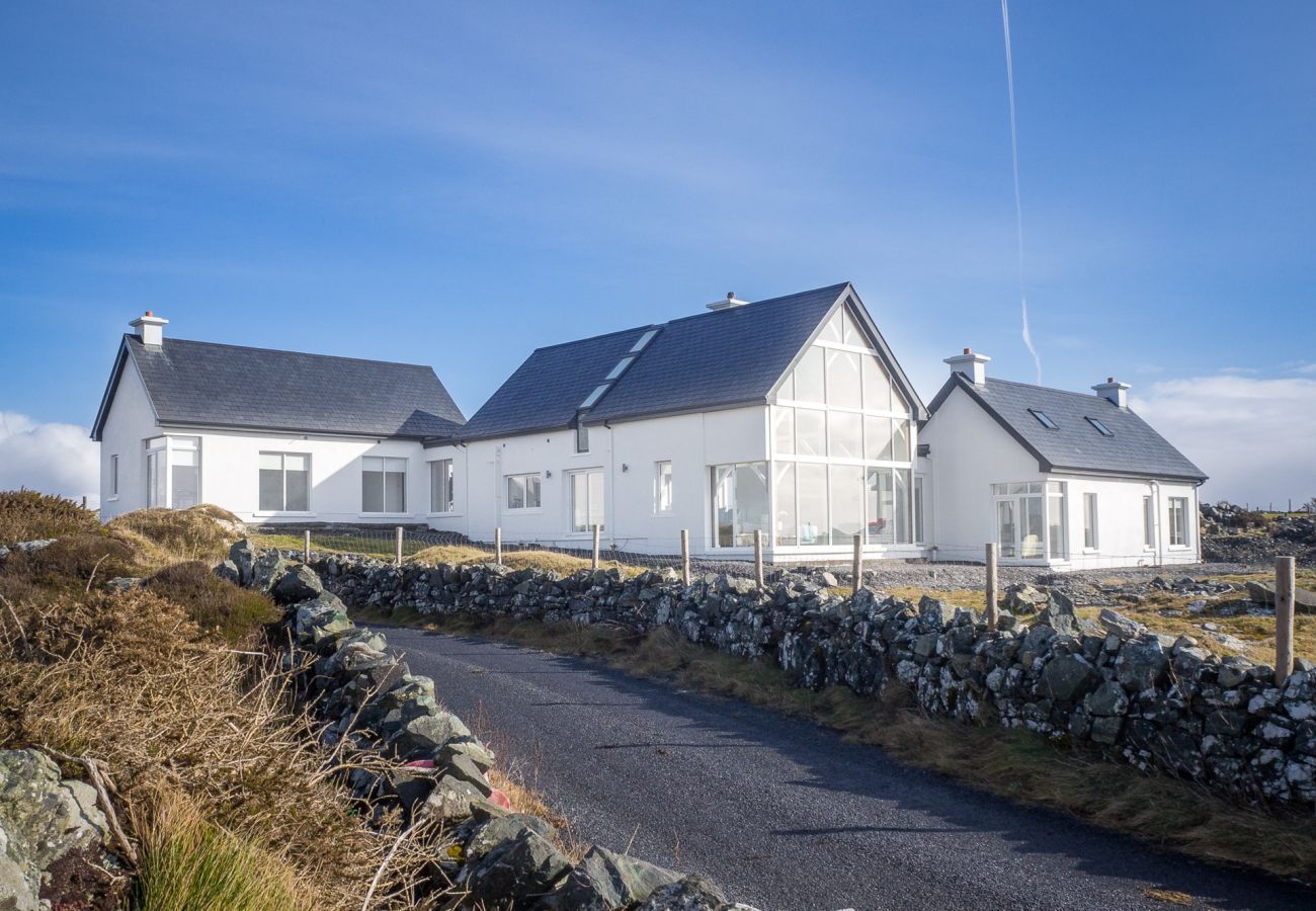 House in Ballyconneely - Doleen Quay House is a luxurious beach holiday home