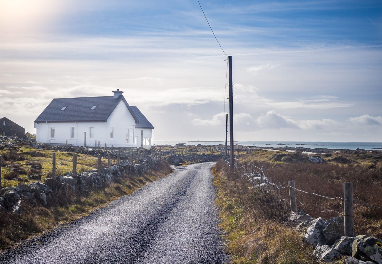 House in Ballyconneely - Doleen Quay House is a luxurious beach holiday home