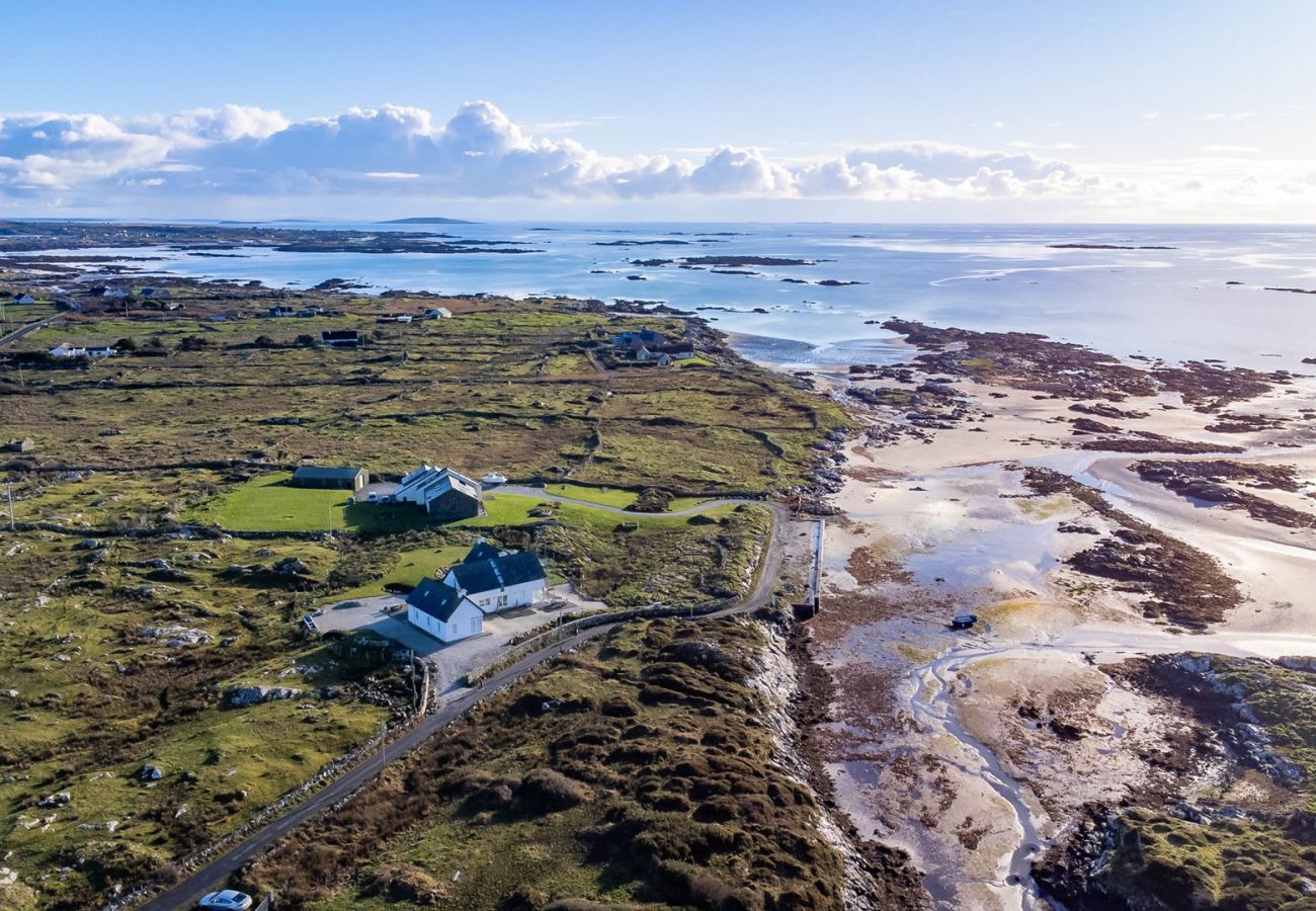 House in Ballyconneely - Doleen Quay House is a luxurious beach holiday home