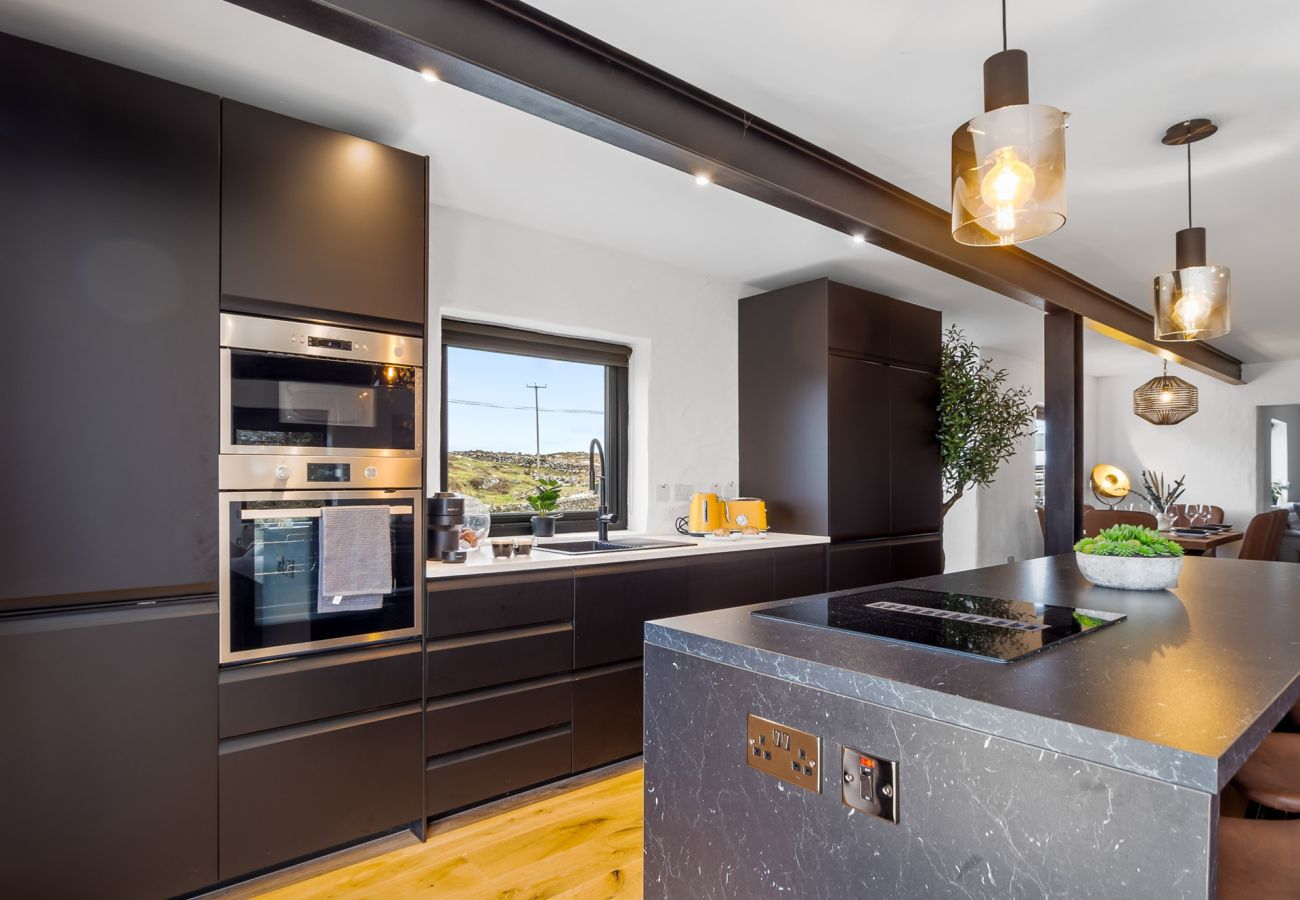 Cottage in Roundstone - GarraÍ Locha - Luxurious Cottage