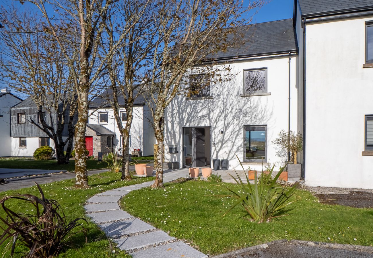 House in Roundstone - West Haven A Coastal Retreat in the Heart of Roundstone