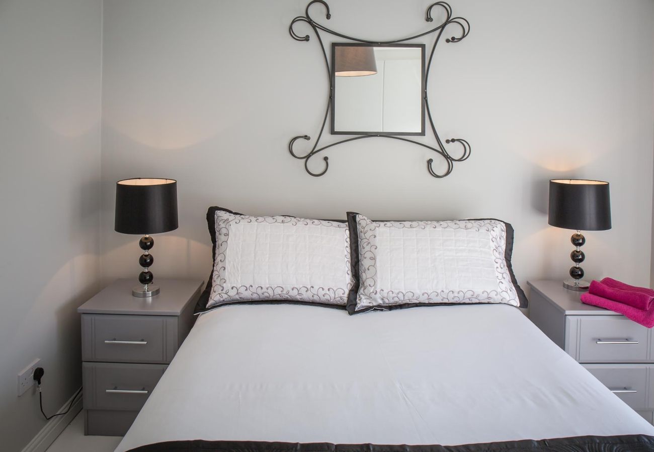 Apartment in Clifden - Pink Blossom