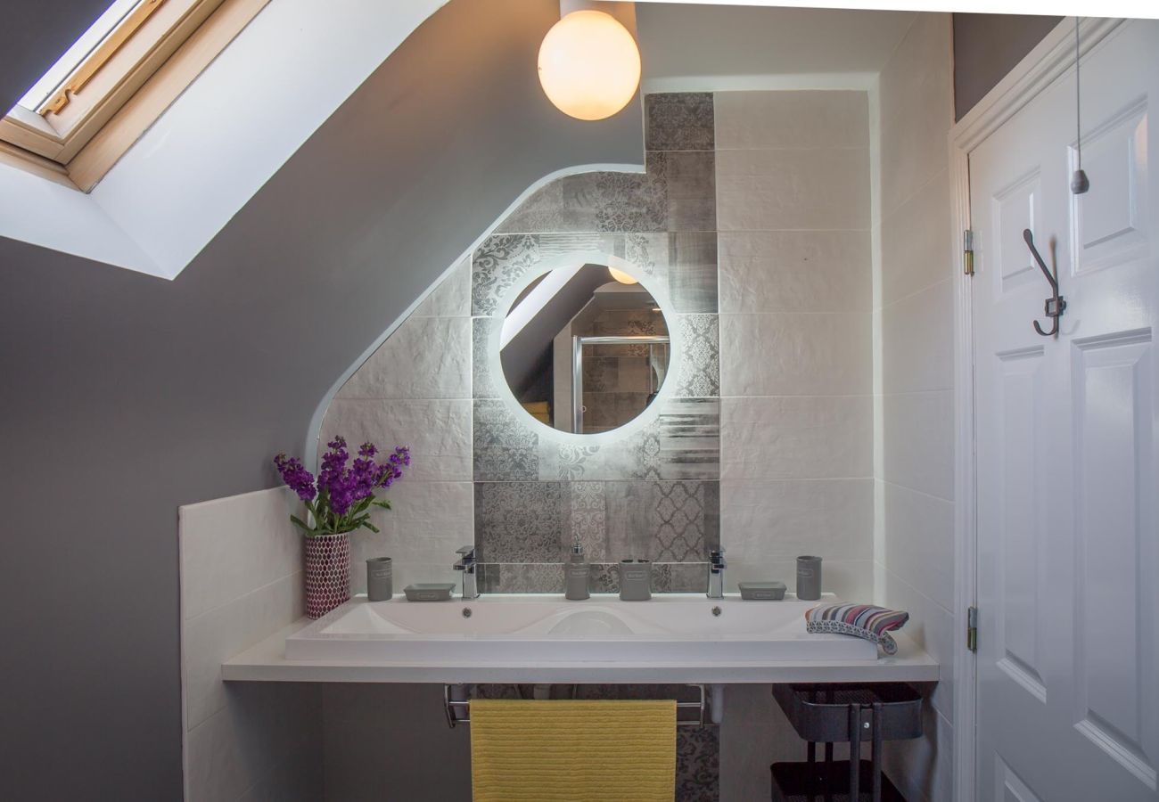 Apartment in Clifden - Pink Blossom