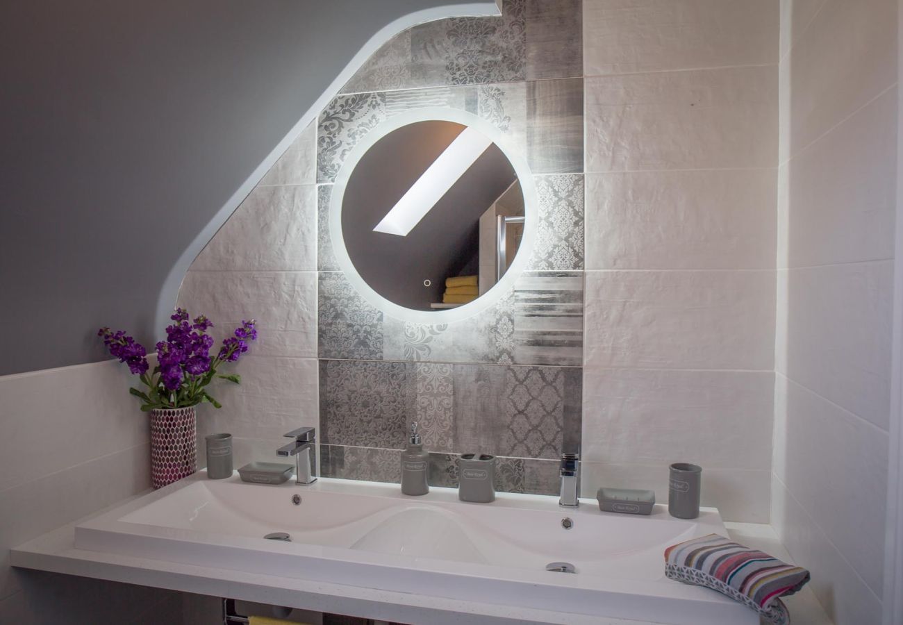 Apartment in Clifden - Pink Blossom