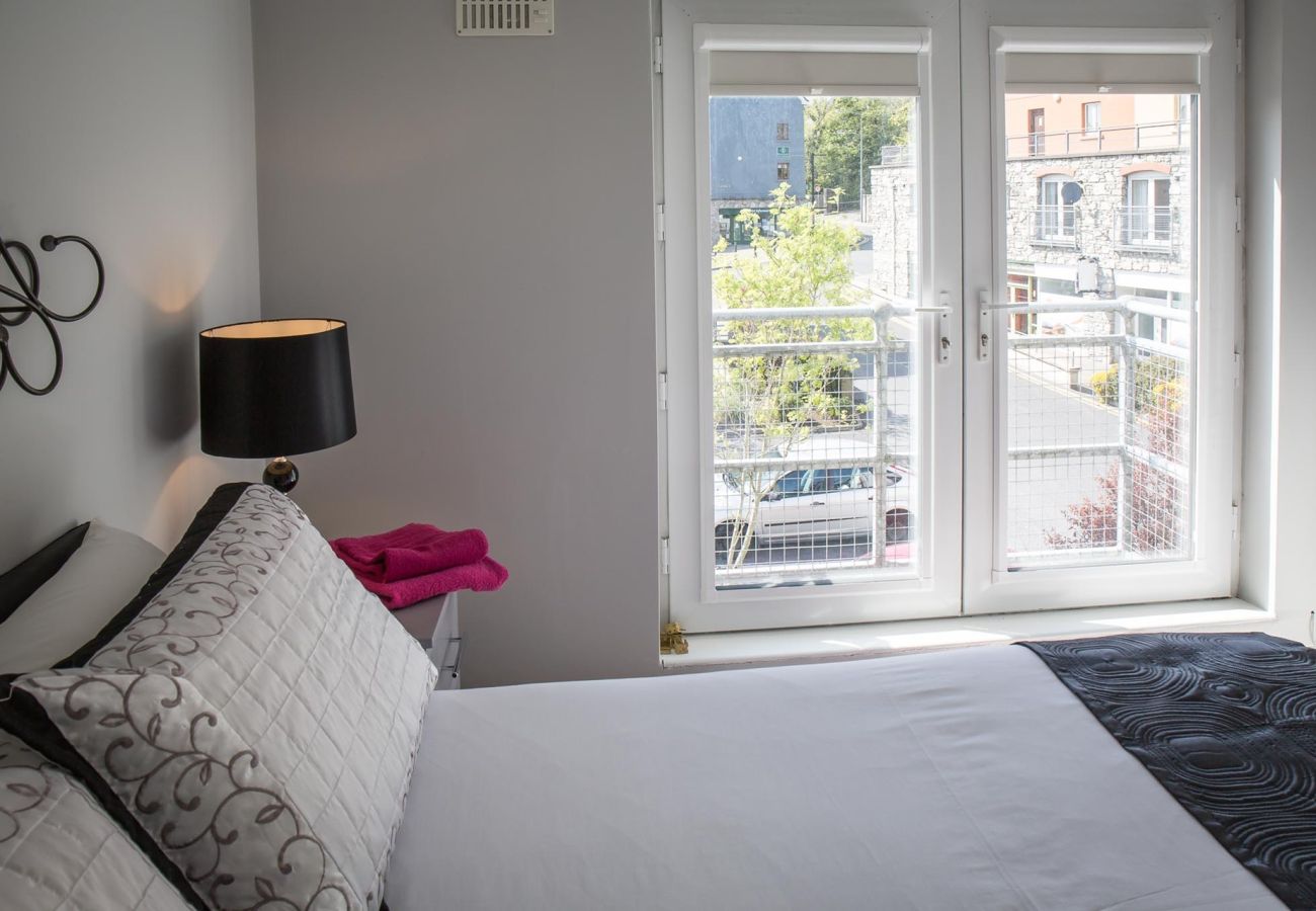 Apartment in Clifden - Pink Blossom