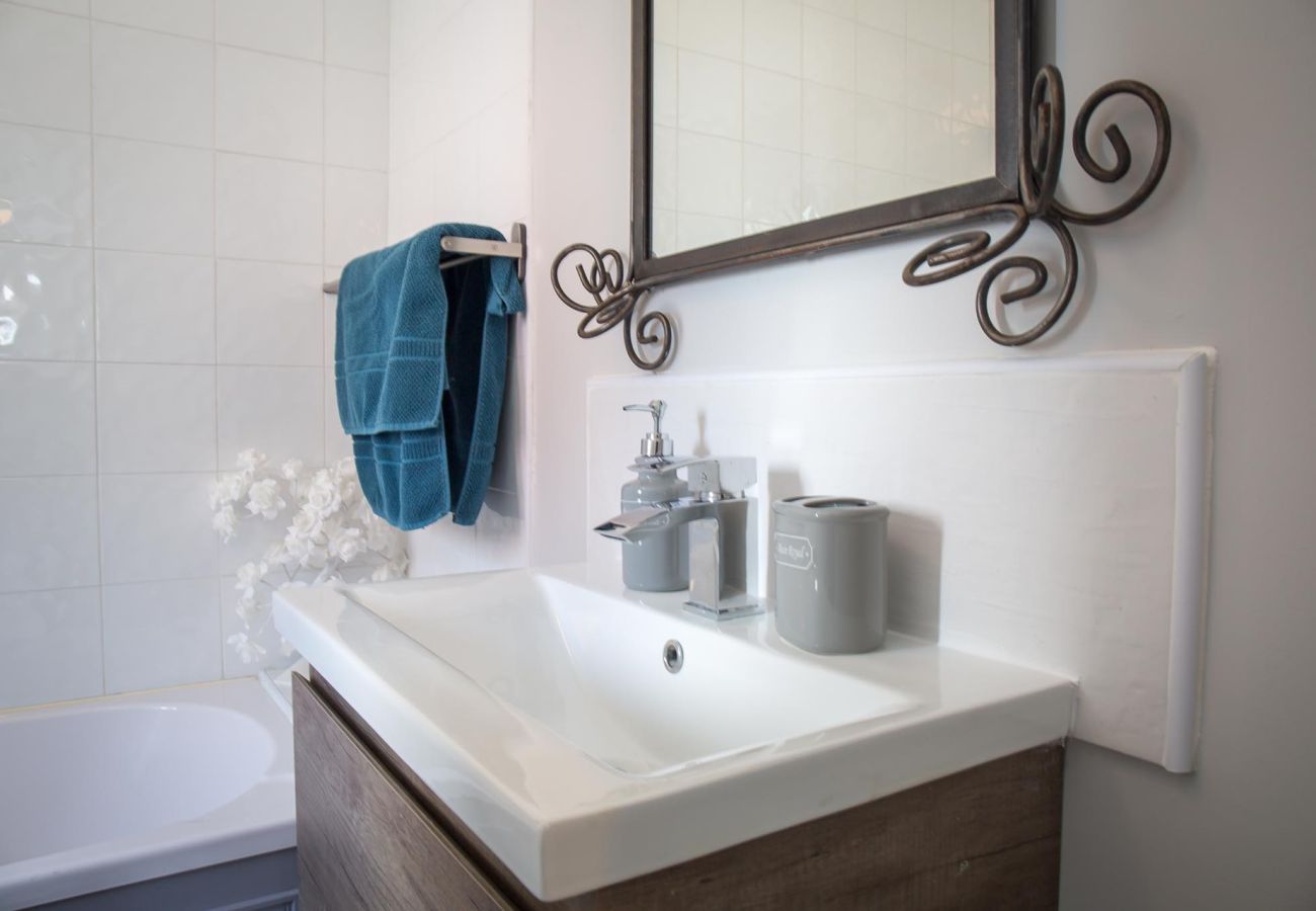 Apartment in Clifden - Pink Blossom