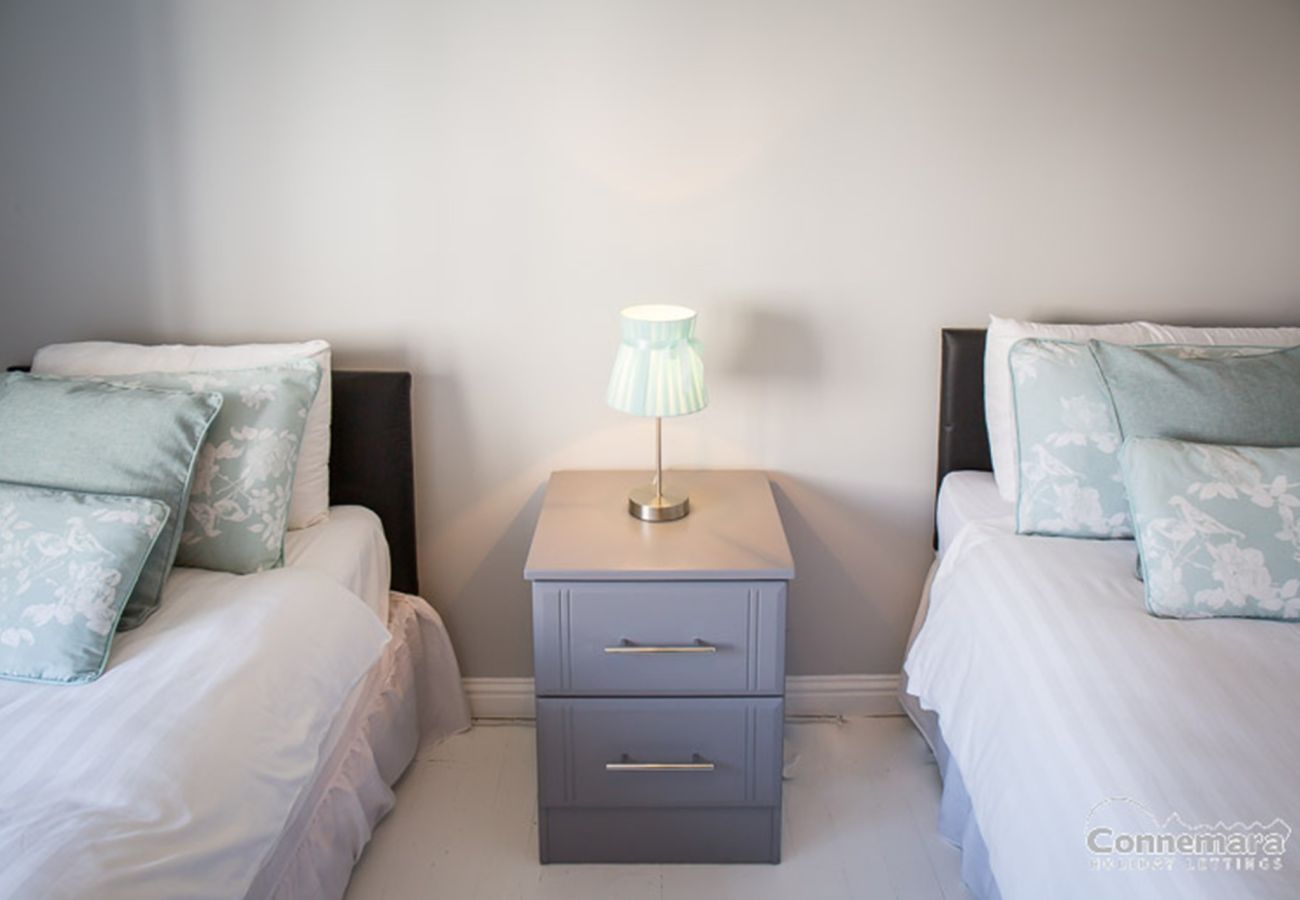 Apartment in Clifden - Pink Blossom