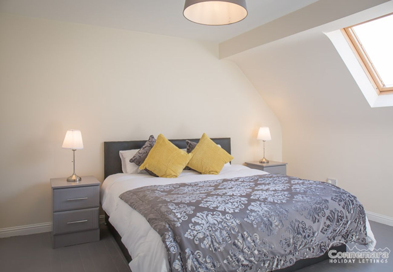 Apartment in Clifden - Pink Blossom