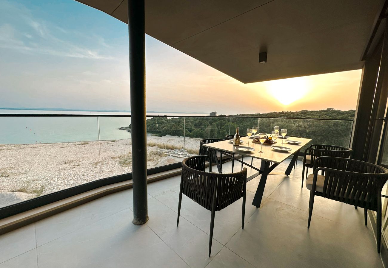 Apartment in Zadar - Beautiful apartment right by the sea with a view