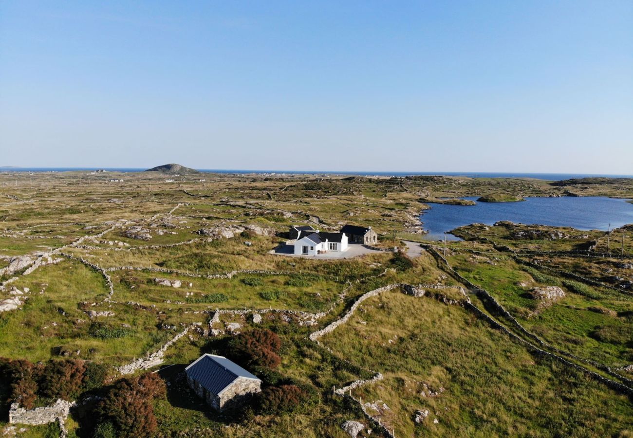 House in Ballyconneely - Paddy Carroll's Cottage where one can relax unwind