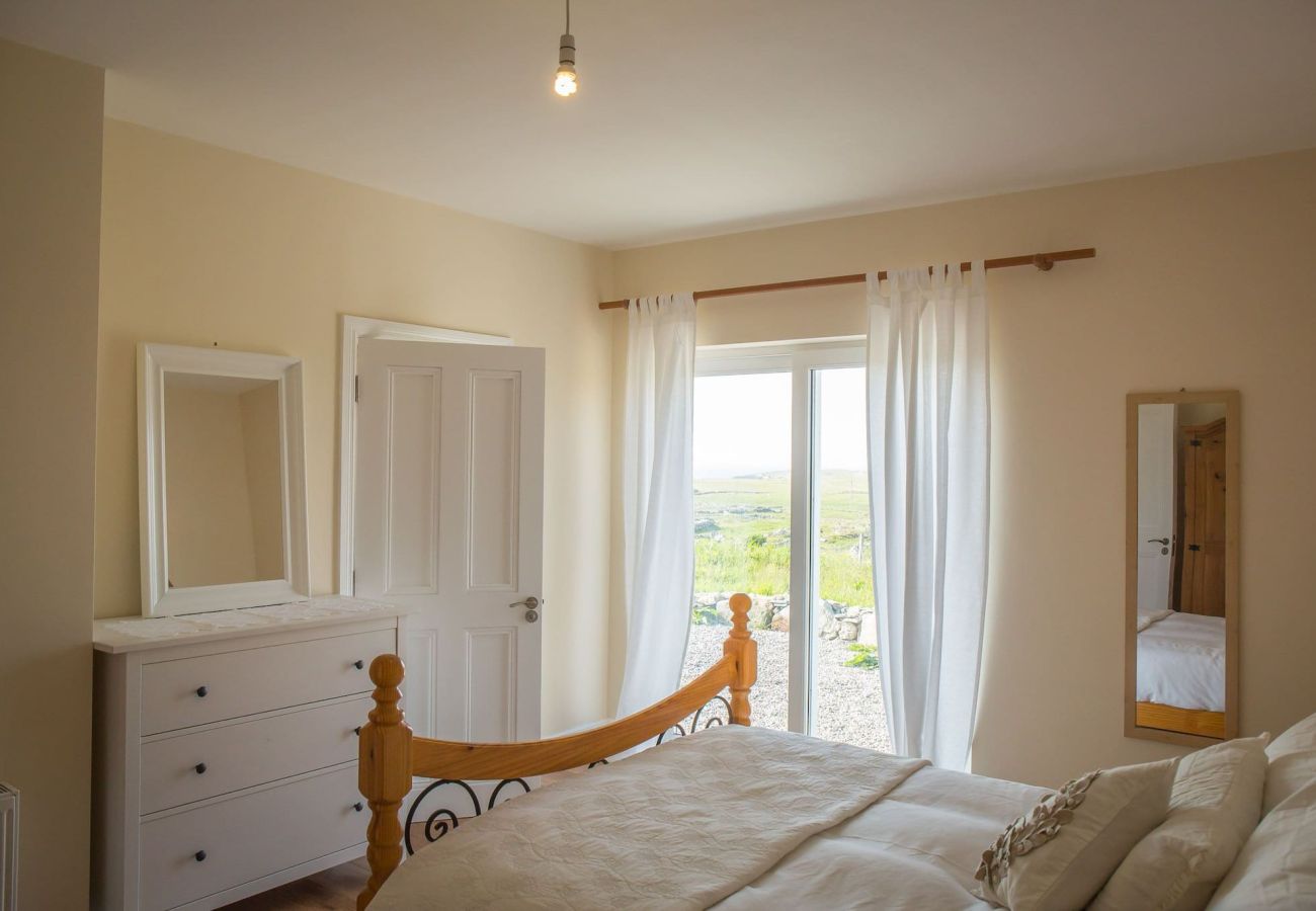 House in Ballyconneely - Paddy Carroll's Cottage where one can relax unwind