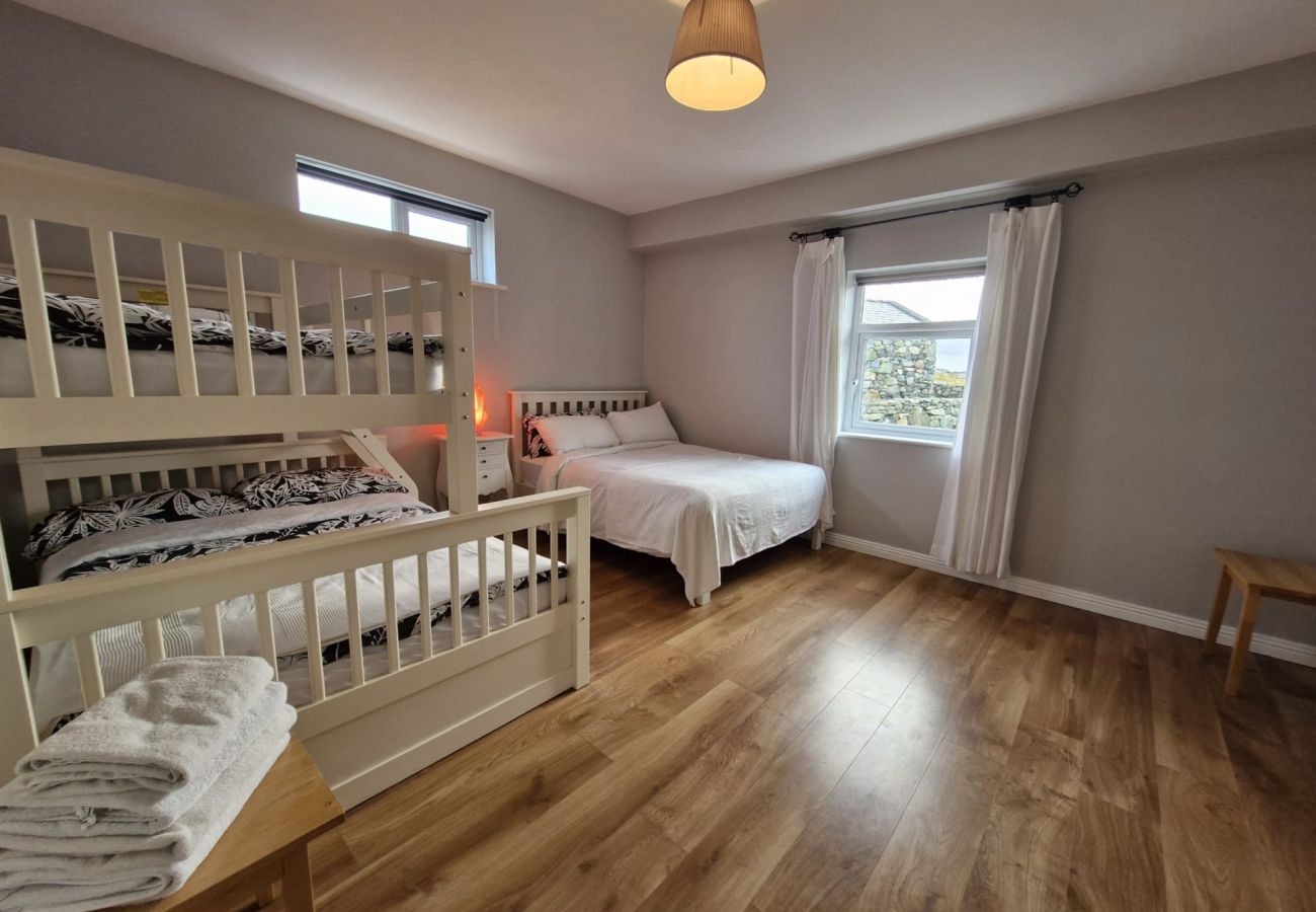 House in Ballyconneely - Paddy Carroll's Cottage where one can relax unwind