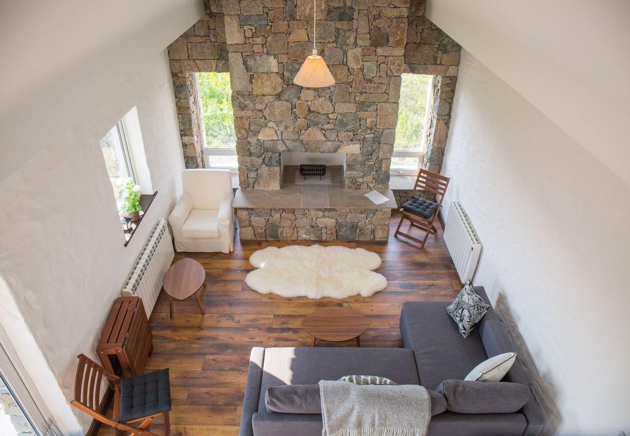 House in Ballyconneely - Paddy Carroll's Cottage where one can relax unwind