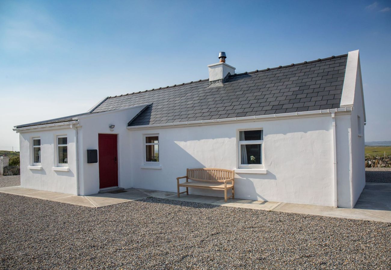 House in Ballyconneely - Paddy Carroll's Cottage where one can relax unwind