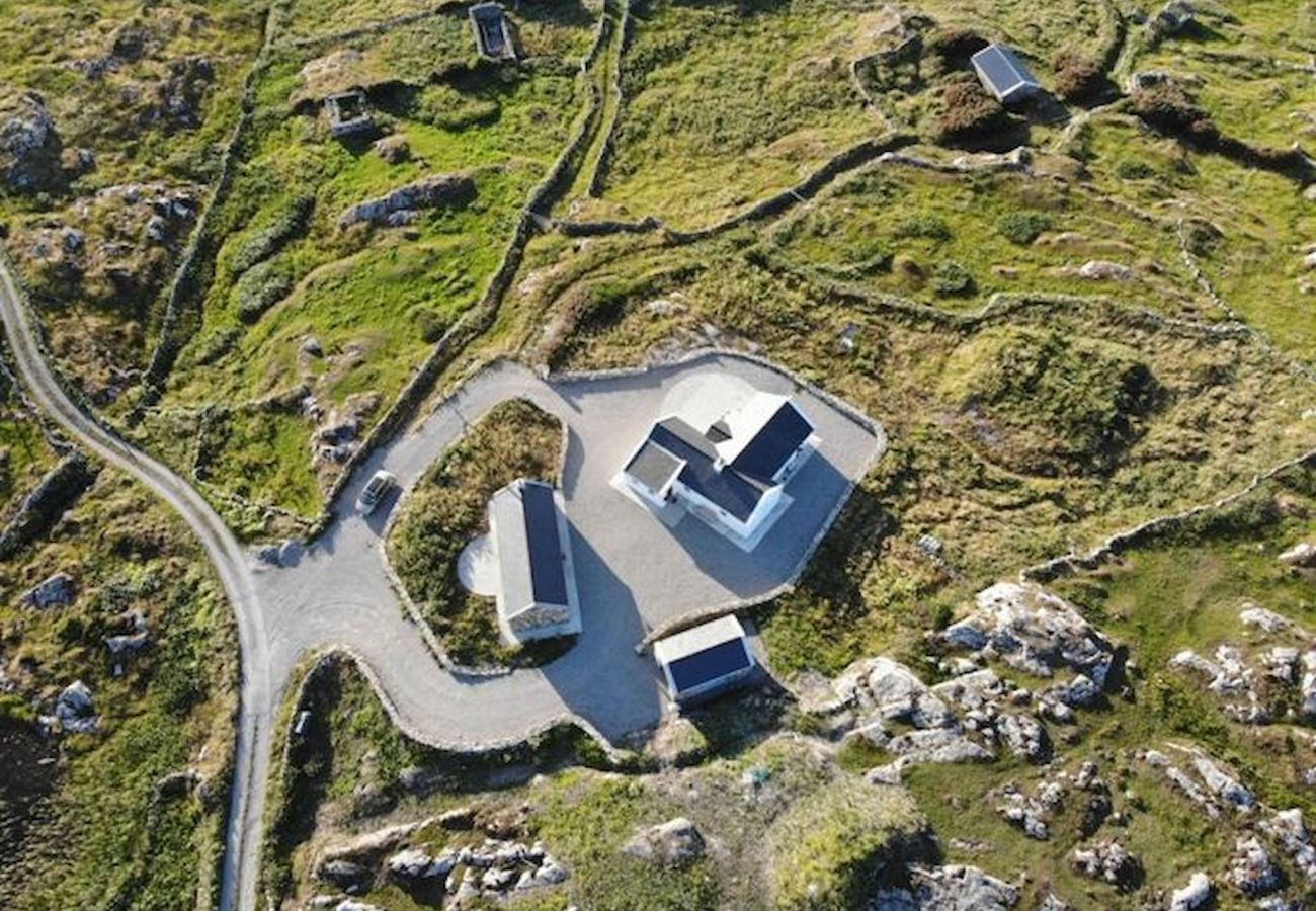 House in Ballyconneely - Paddy Carroll's Cottage where one can relax unwind