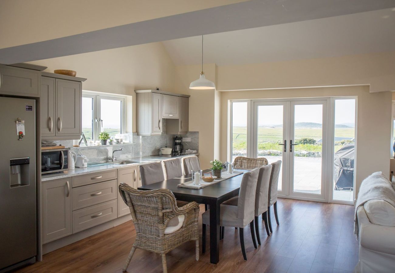 House in Ballyconneely - Paddy Carroll's Cottage where one can relax unwind