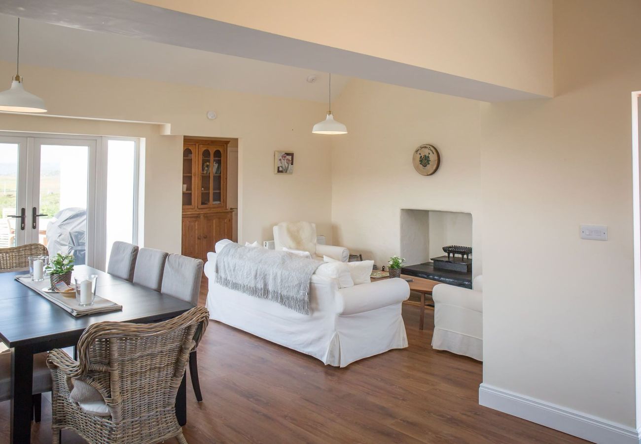 House in Ballyconneely - Paddy Carroll's Cottage where one can relax unwind