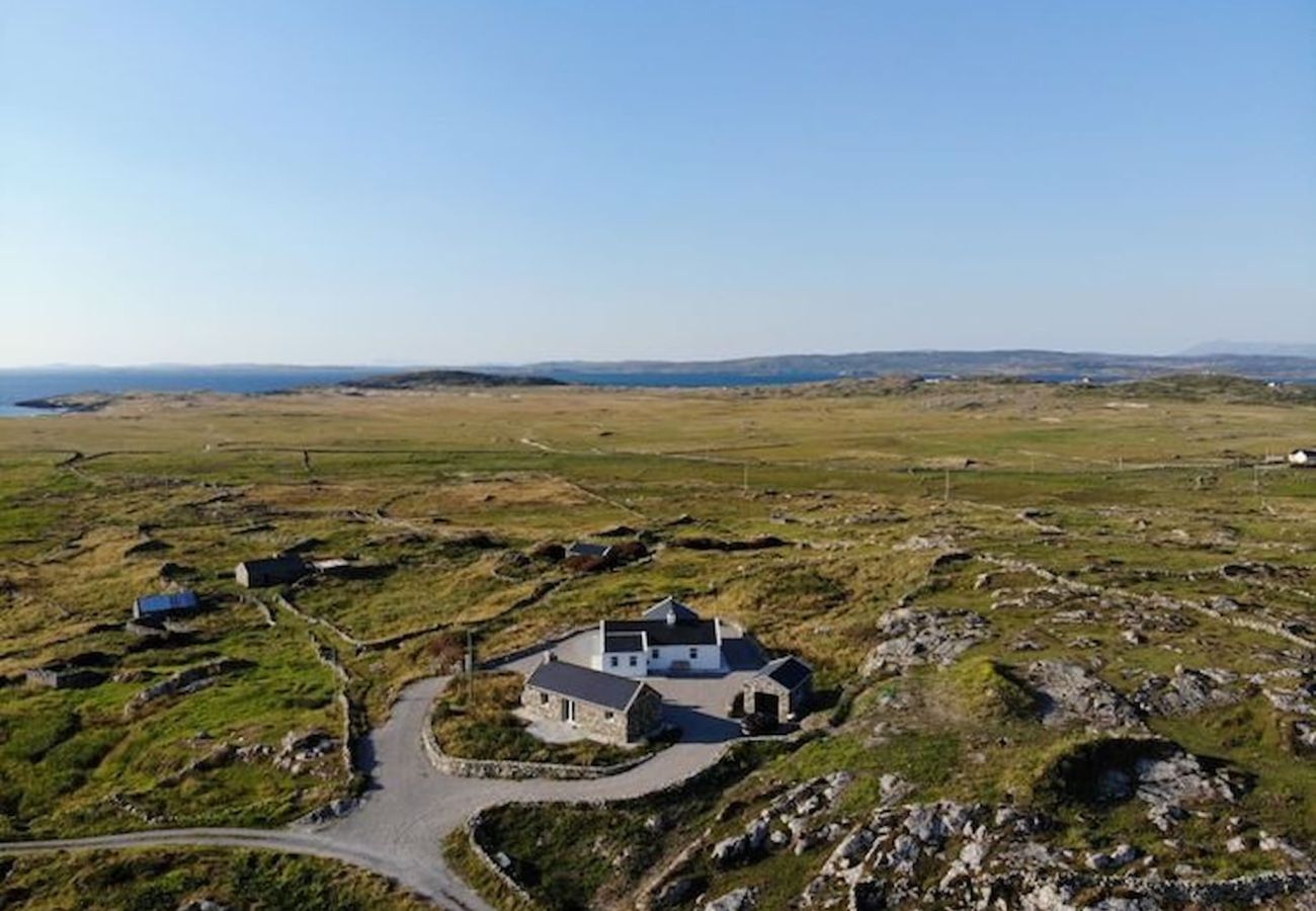 House in Ballyconneely - Paddy Carroll's Cottage where one can relax unwind
