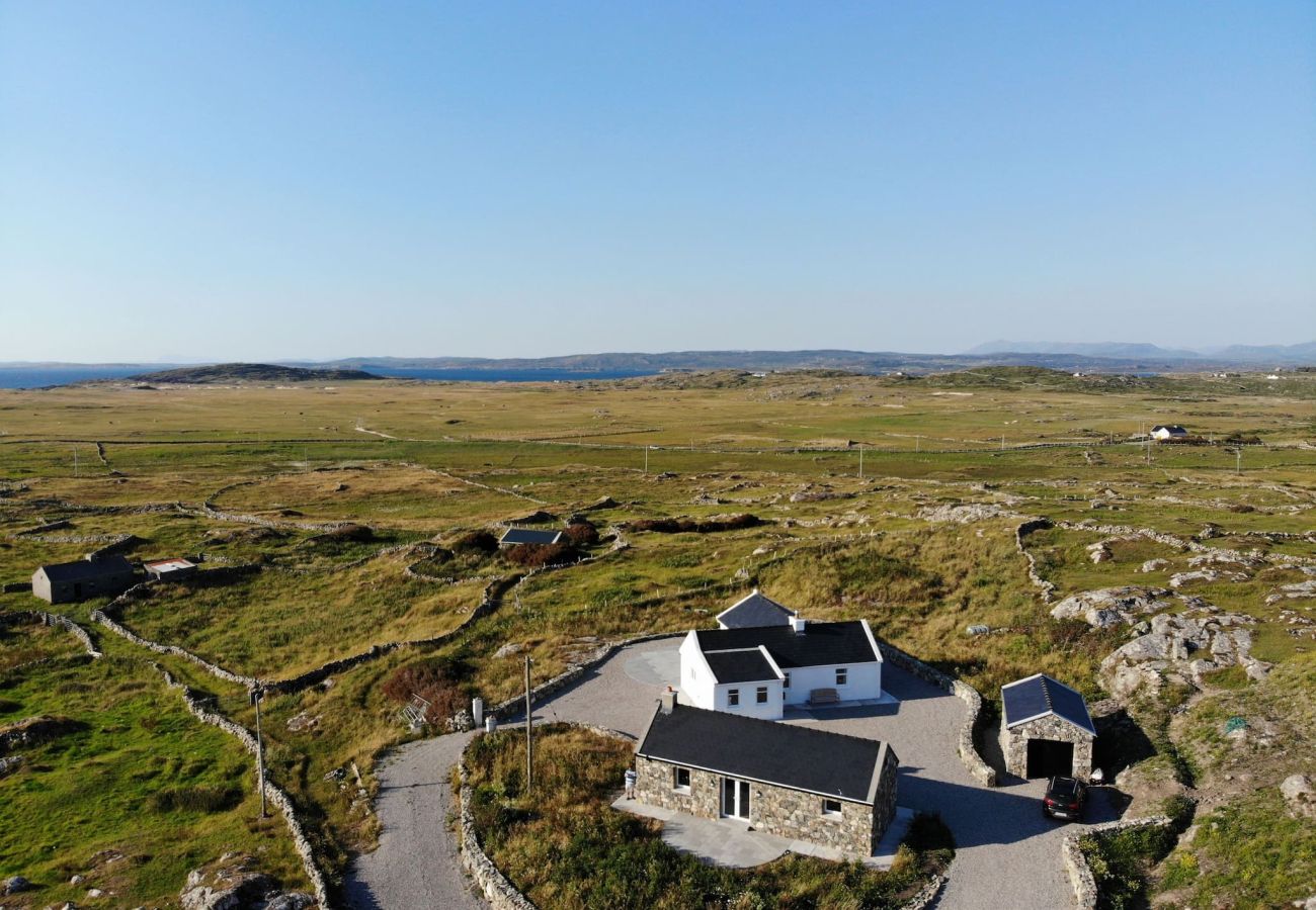 House in Ballyconneely - Paddy Carroll's Cottage where one can relax unwind