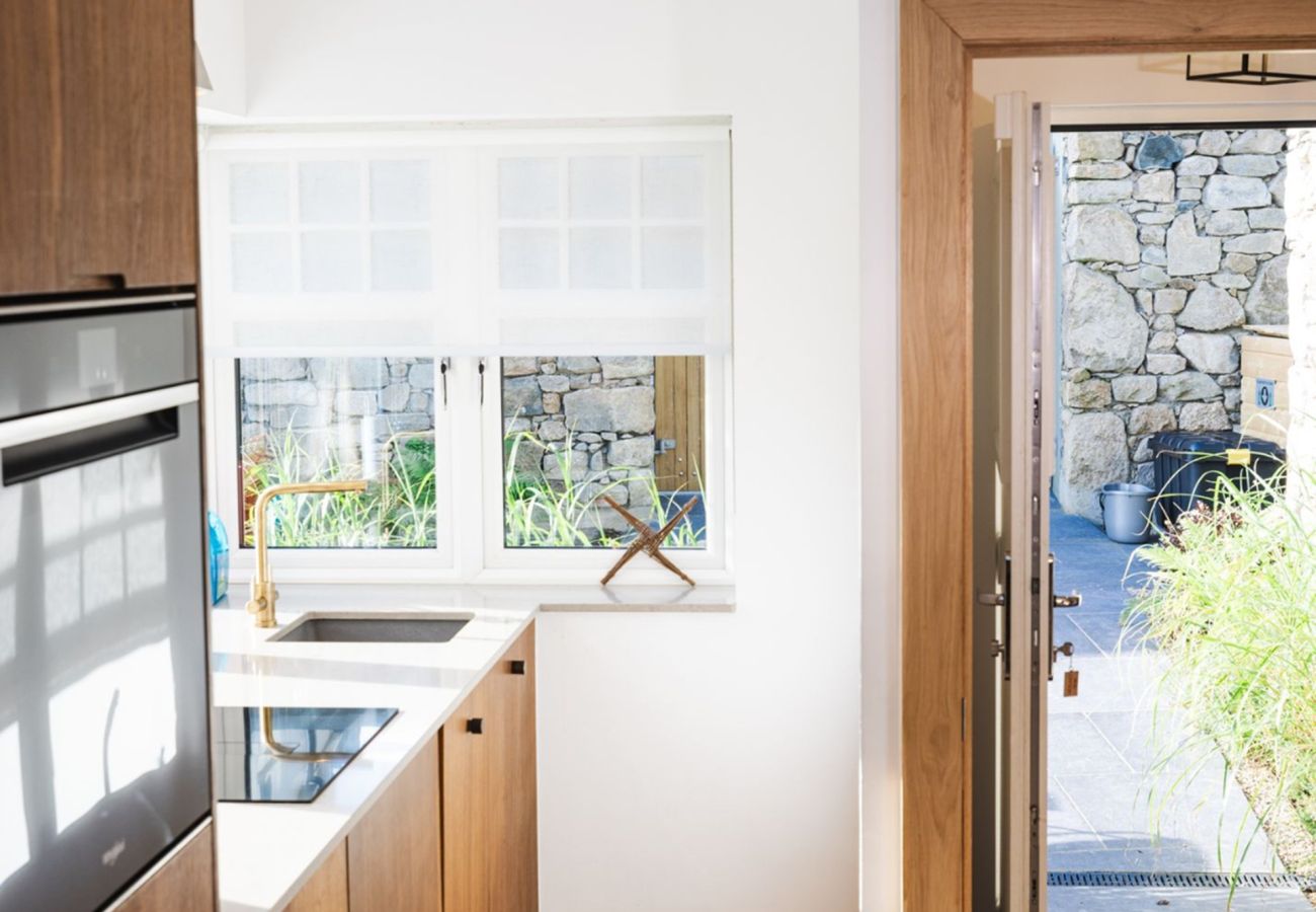 Cottage in Roundstone - Bog Cotton Luxury Cottage - Within The Village