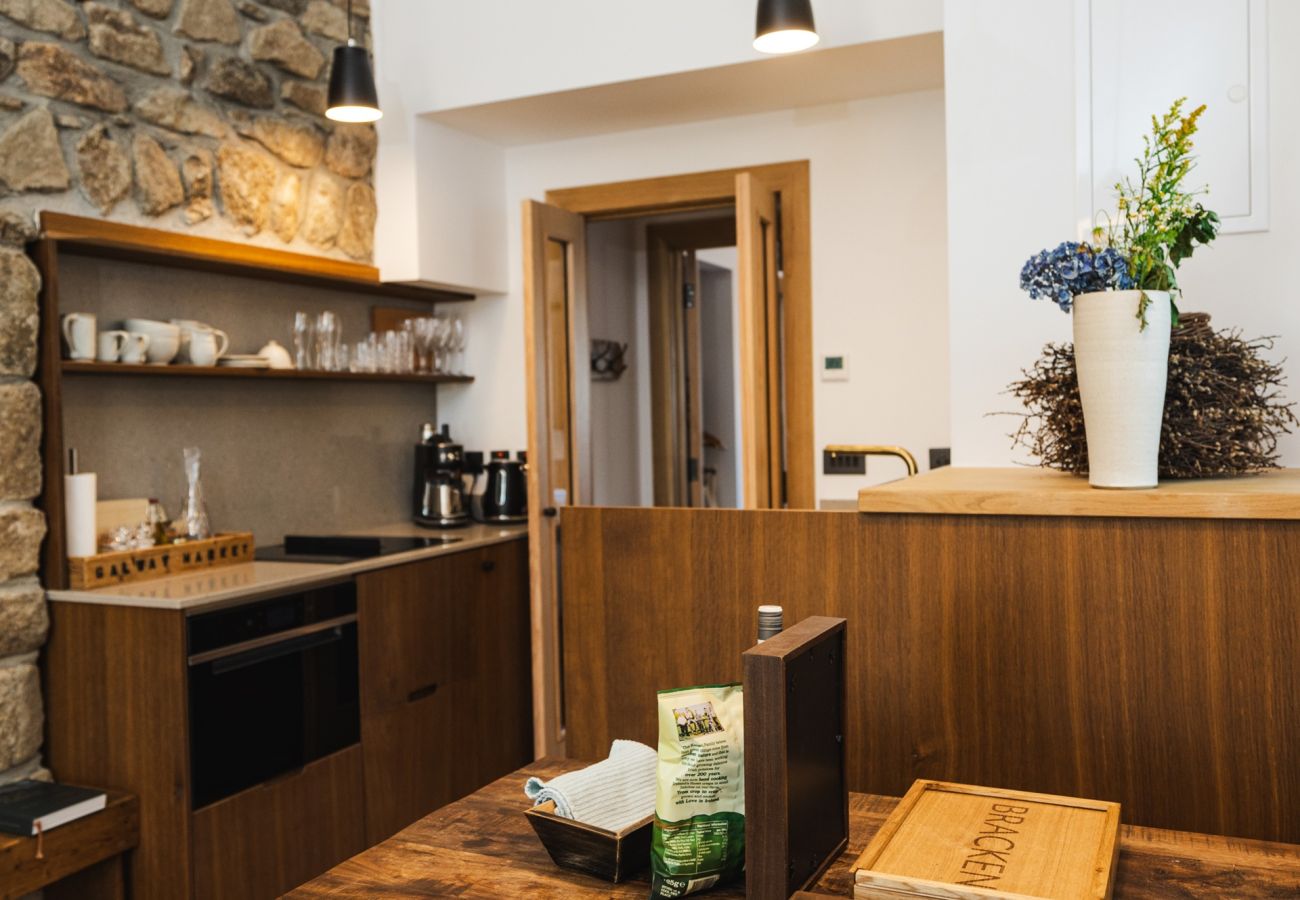 Cottage in Roundstone - Bracken Luxury Cottage - Within The Village 