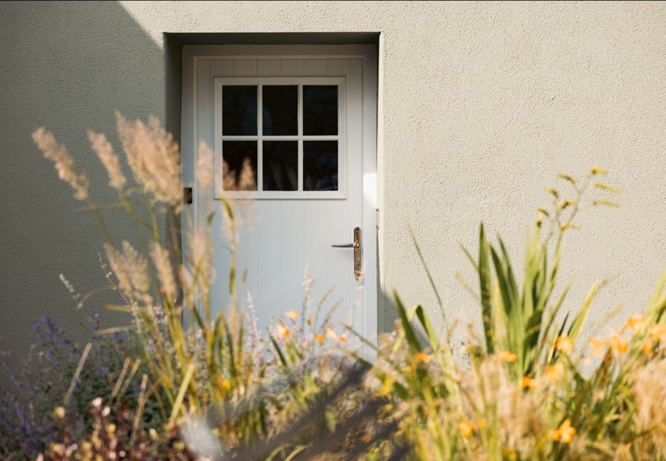 Cottage in Roundstone - Luxury Sea Cottage - Within The Village