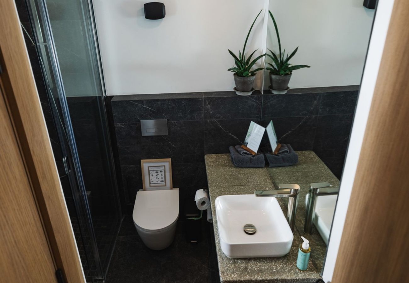 Cottage in Roundstone - Luxury Sea Cottage - Within The Village