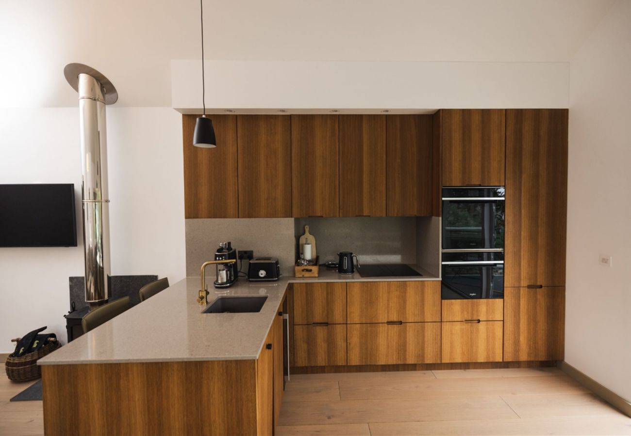 Cottage in Roundstone - Luxury Sea Cottage - Within The Village