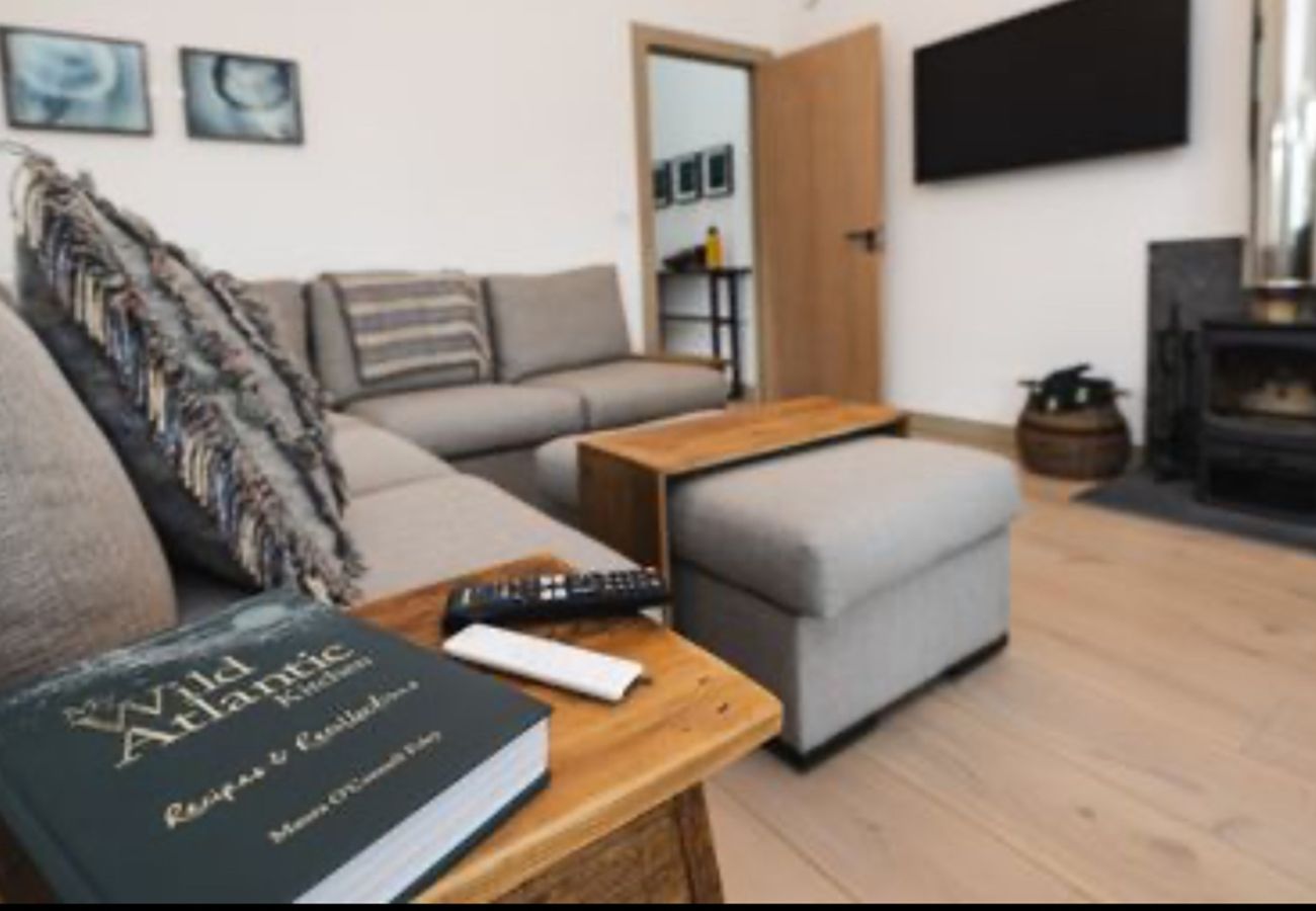 Cottage in Roundstone - Luxury Sea Cottage - Within The Village