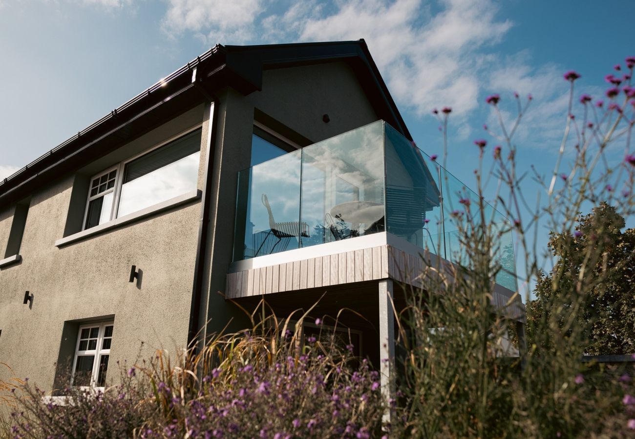 Cottage in Roundstone - Luxury Sea Cottage - Within The Village