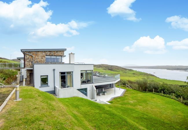 Villa in Clifden - Suaimhneas Villa with Castle and Sea Views 