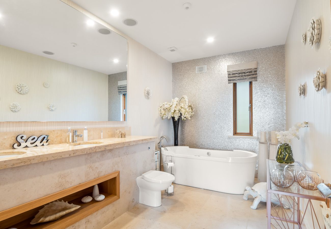 Villa in Clifden - Suaimhneas Villa with Castle and Sea Views 