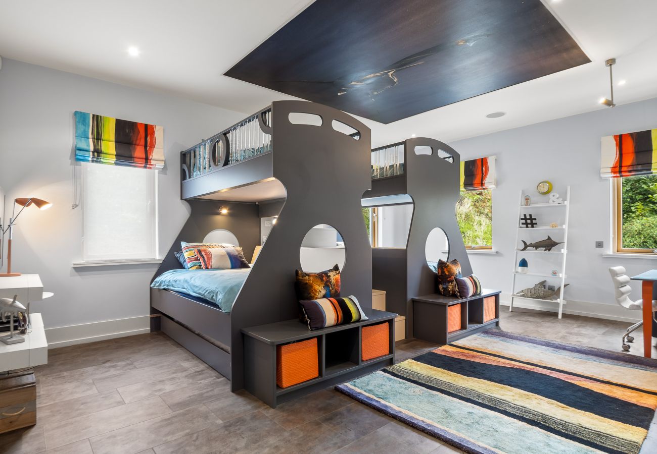 Villa in Clifden - Suaimhneas Villa with Castle and Sea Views 