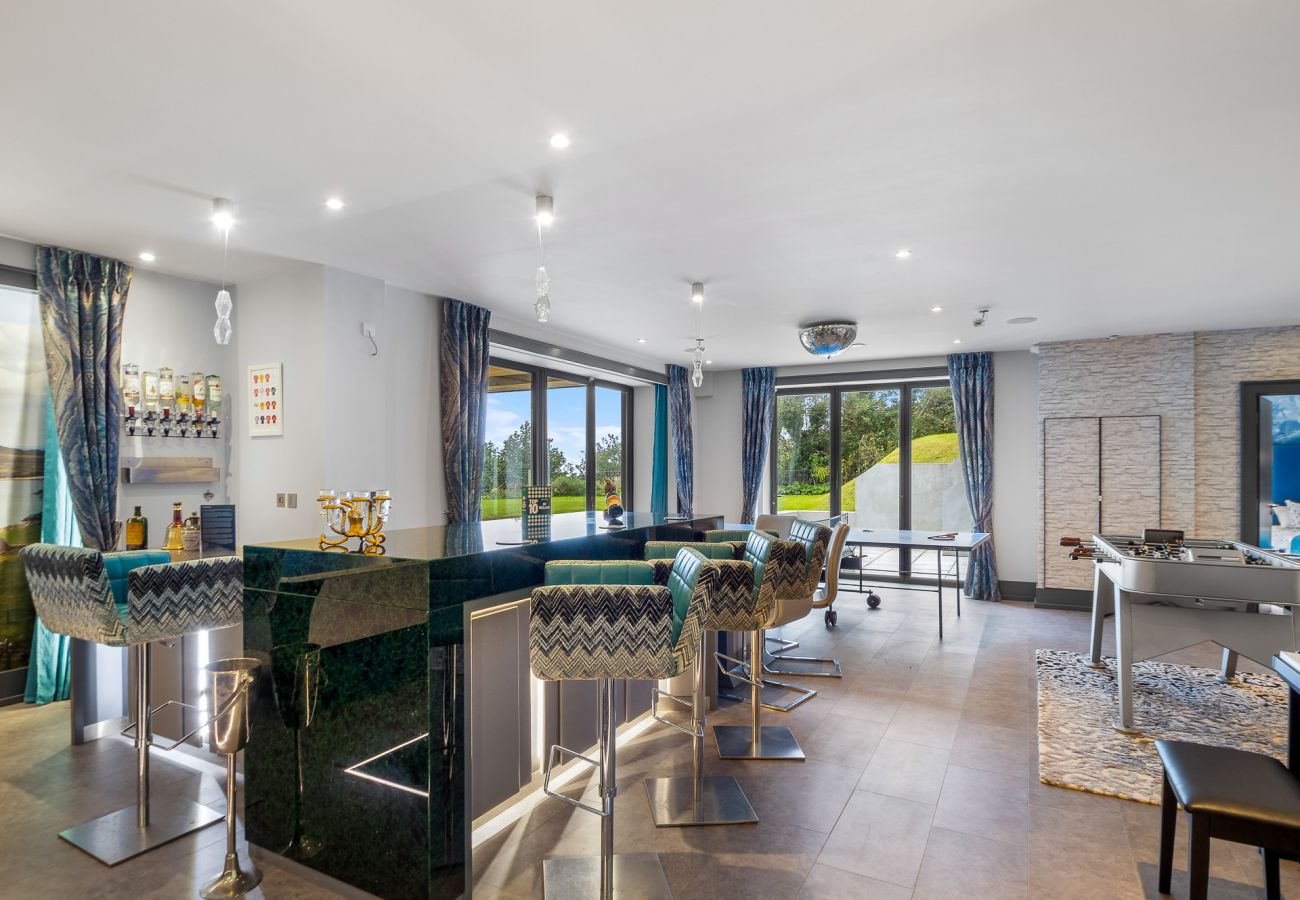 Villa in Clifden - Suaimhneas Villa with Castle and Sea Views 