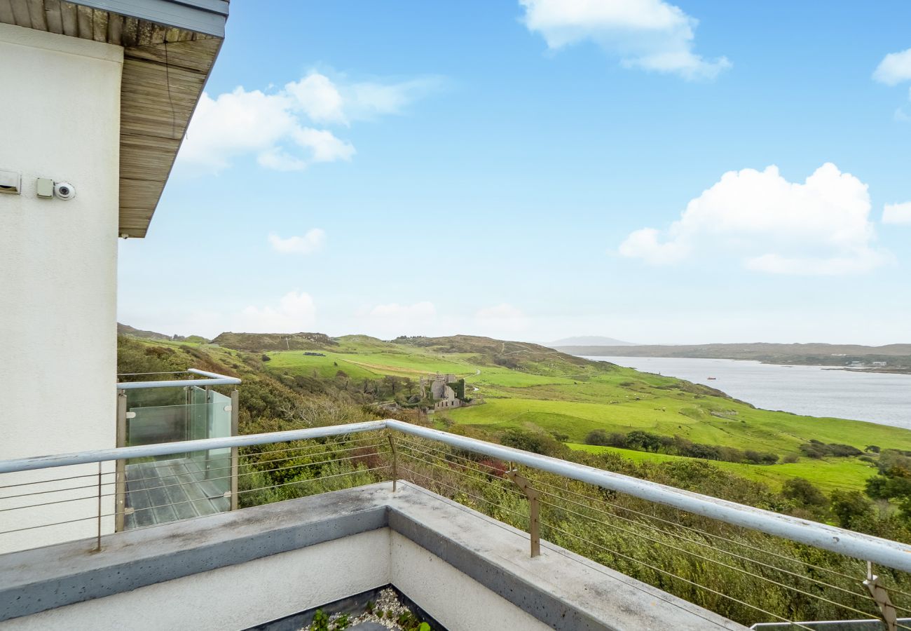 Villa in Clifden - Suaimhneas Villa with Castle and Sea Views 