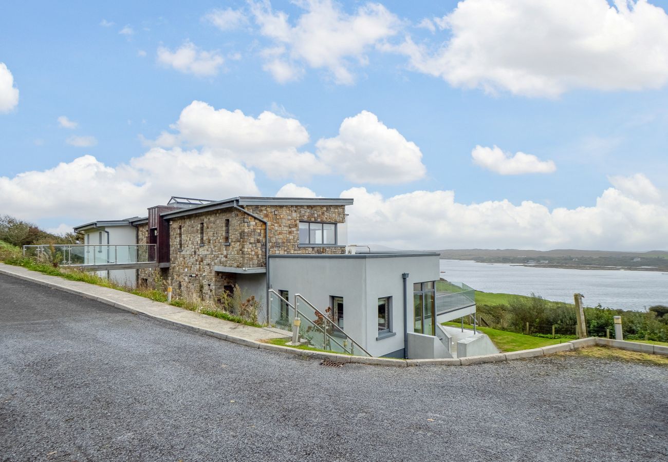 Villa in Clifden - Suaimhneas Villa with Castle and Sea Views 