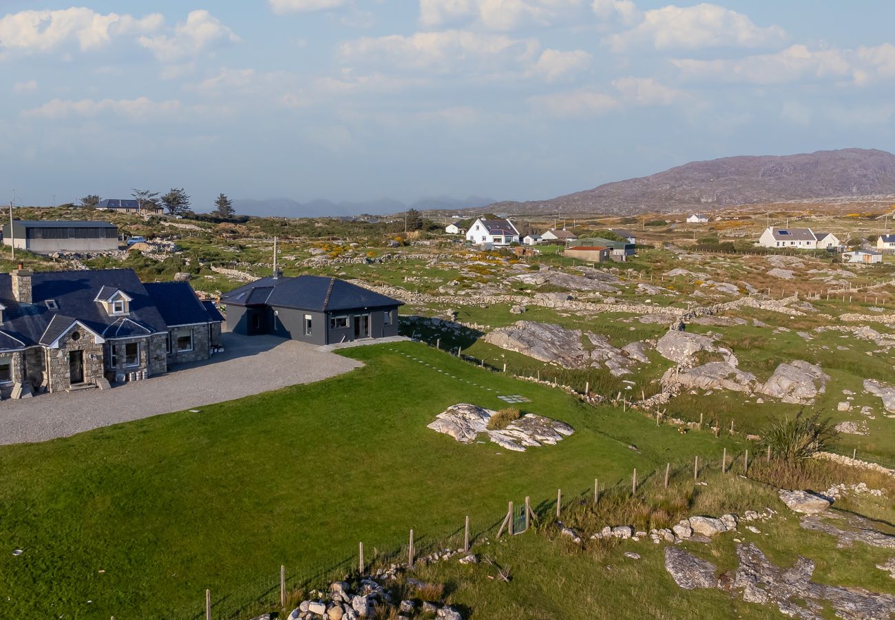 Chalet in Roundstone - Wave Watcher Luxurious Chalet 
