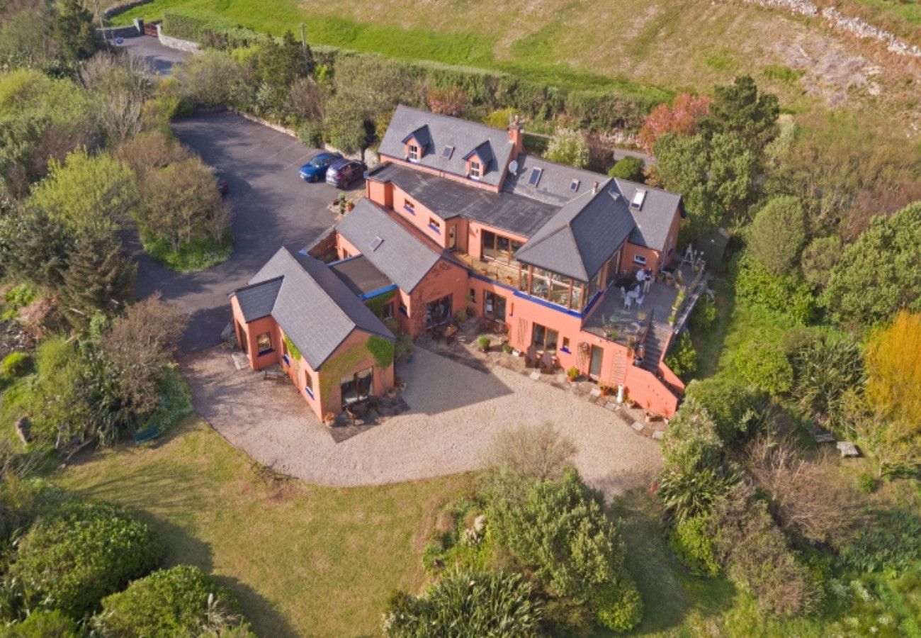 House in Clifden - Dolphin Beach House Close to the sea and town