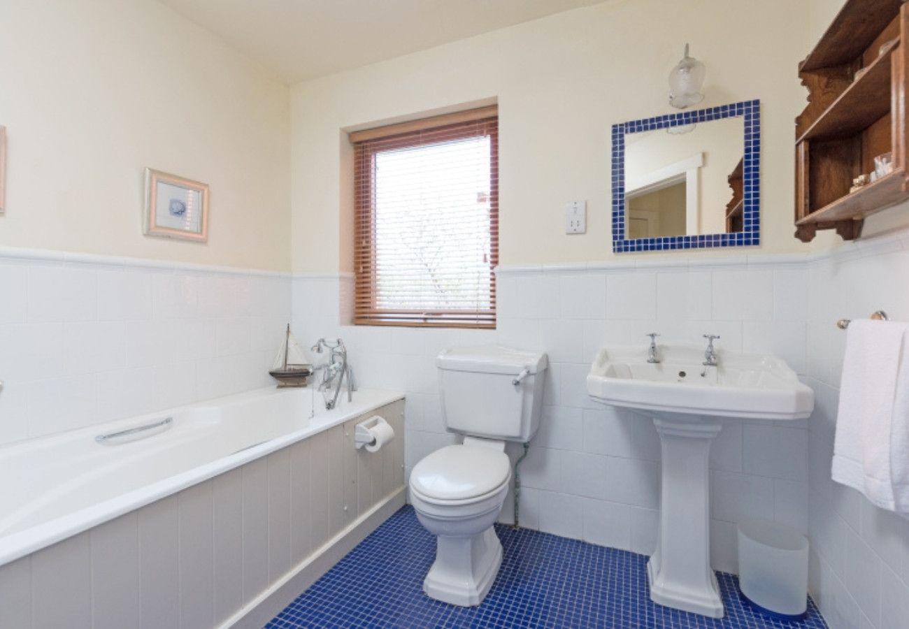 House in Clifden - Dolphin Beach House Close to the sea and town