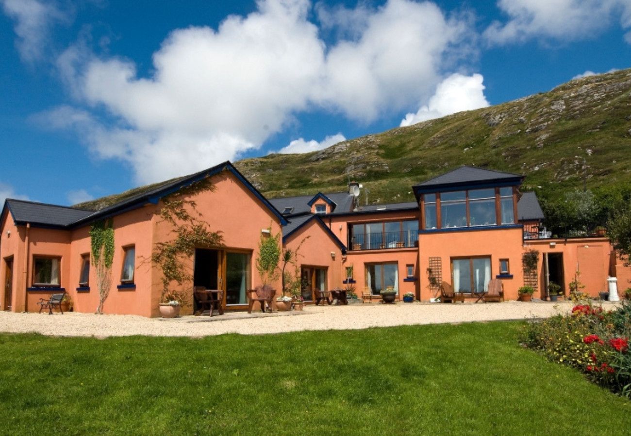 House in Clifden - Dolphin Beach House Close to the sea and town