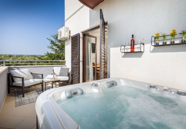 Apartment in Fažana - Luxe Apt Marceta 8 for Couples - Jacuzzi & Pool 