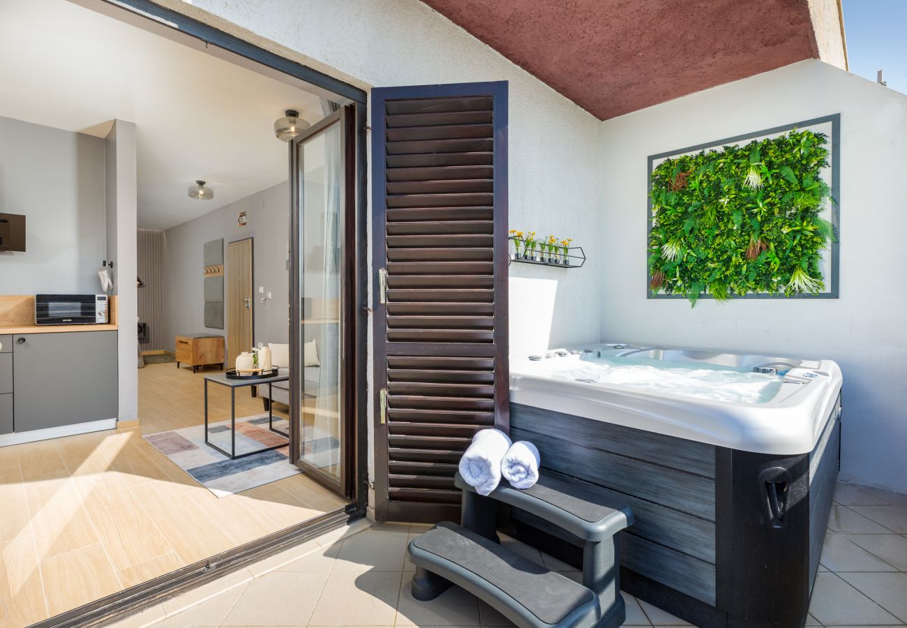 Apartment in Fažana - Luxe Apt Marceta 8 for Couples - Jacuzzi & Pool 