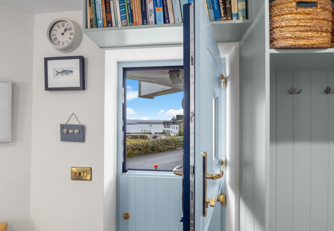 Apartment in Roundstone - A Coastal Haven at 2 Harbour View 