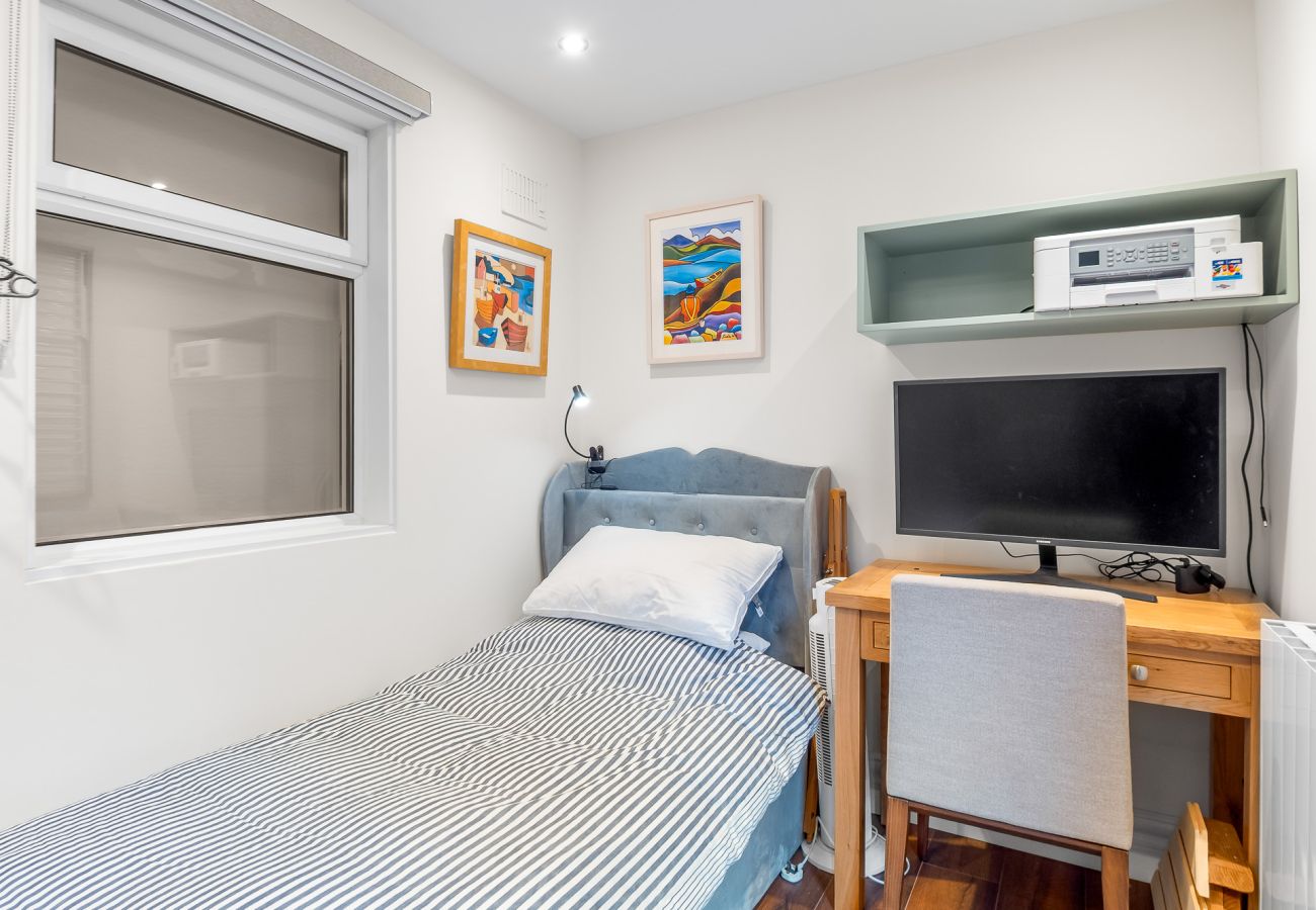 Apartment in Roundstone - A Coastal Haven at 2 Harbour View 