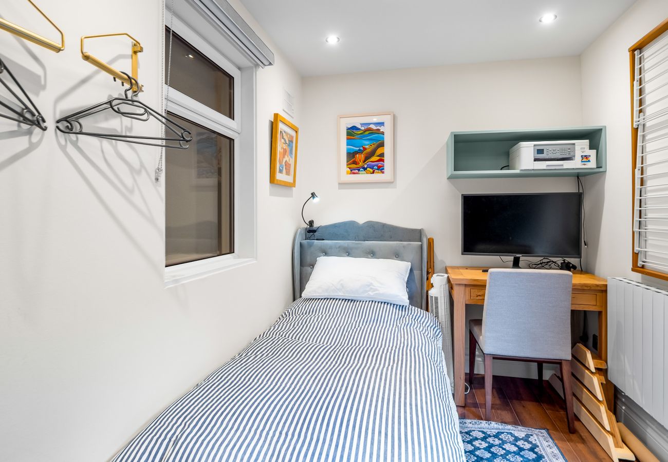 Apartment in Roundstone - A Coastal Haven at 2 Harbour View 