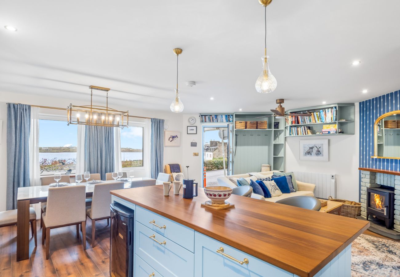 Apartment in Roundstone - A Coastal Haven at 2 Harbour View 