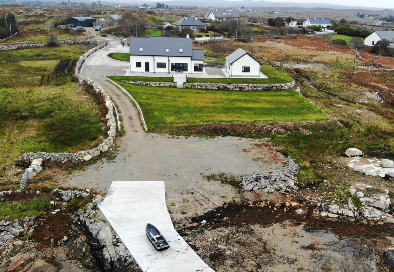 House in Carraroe - Luxury by the Water at St Thomas Bay