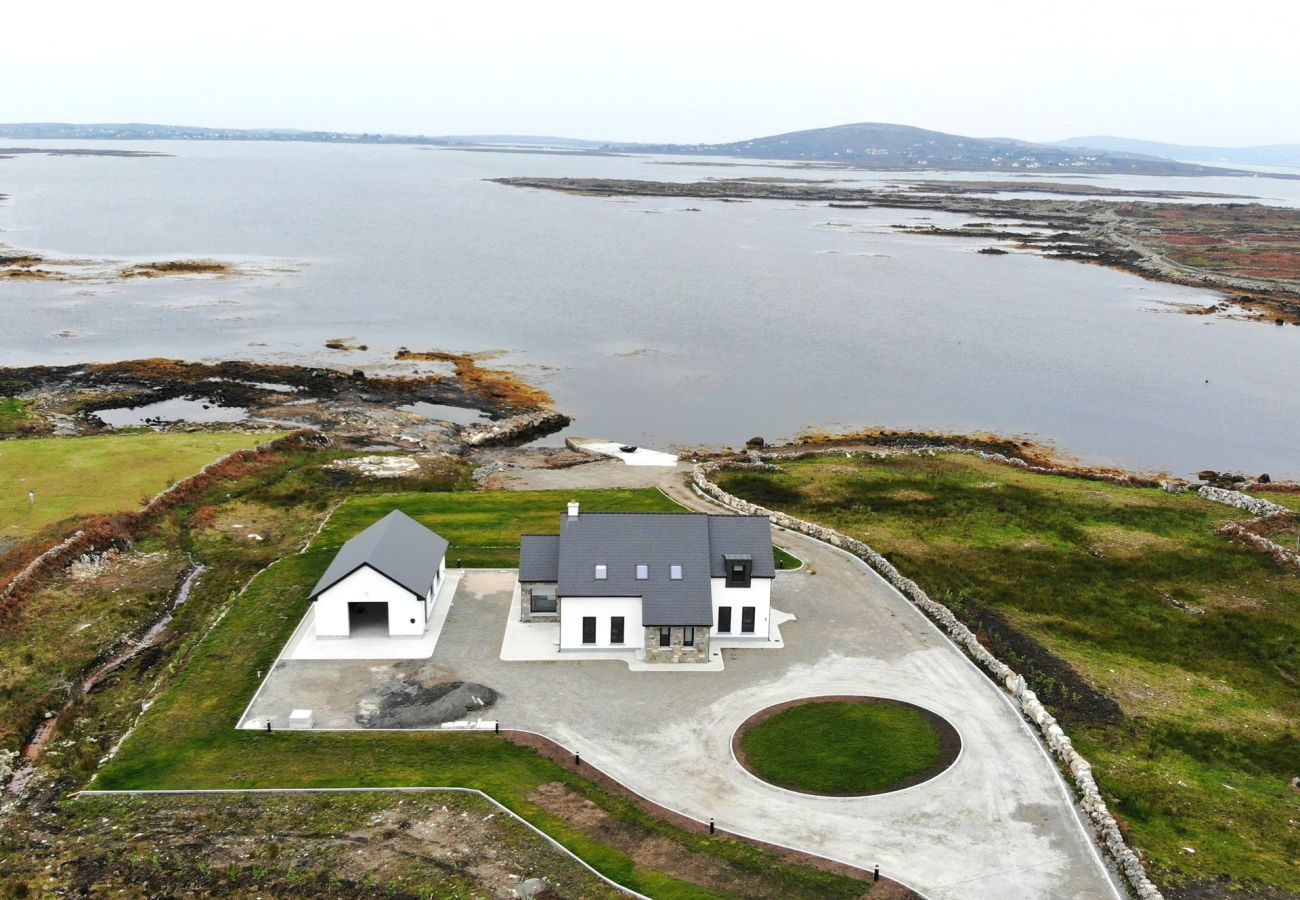 House in Carraroe - Luxury by the Water at St Thomas Bay
