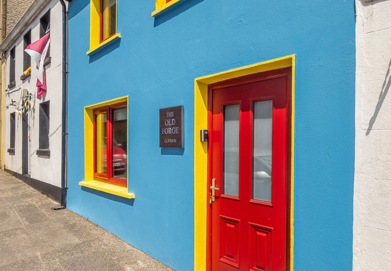 House in Clifden - The Old Forge in the Heart of  Clifden Town